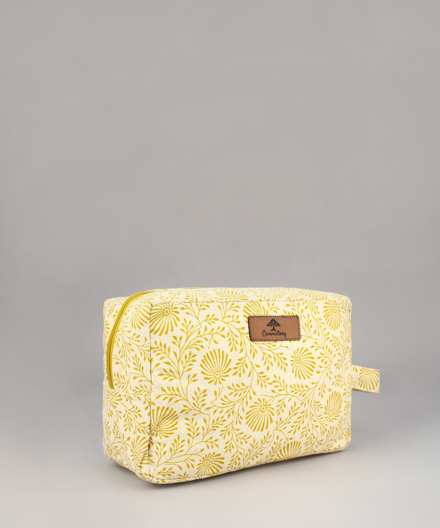 cosmetic kit, cosmetic pouch, cosmetic travel pouch, Canvas cosmetic pouch, Boxy-shaped pouches, Zippered cosmetic pouch, Eco-friendly cosmetic bag, Multi-use makeup bag