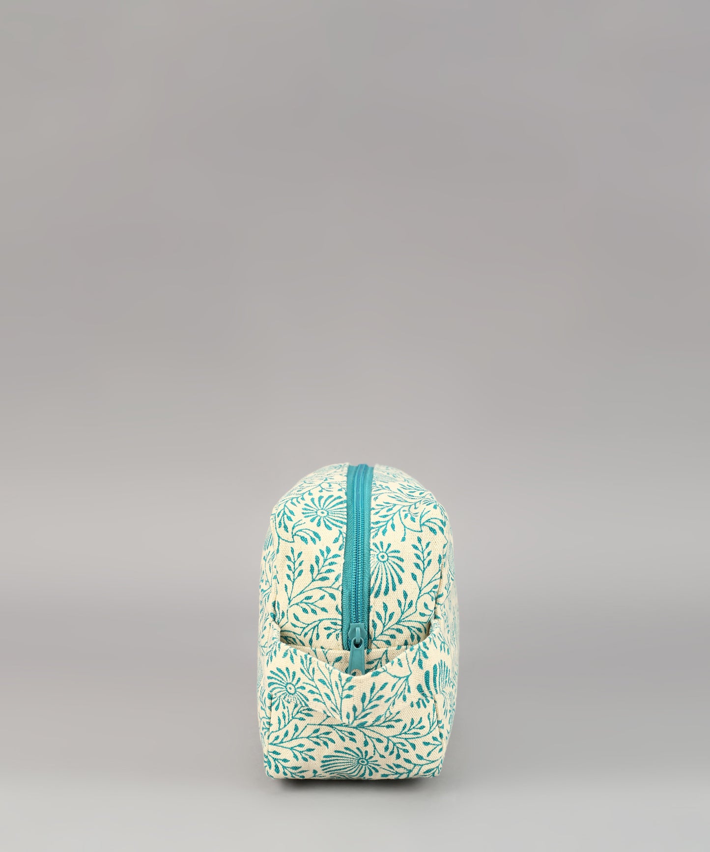 cosmetic kit, cosmetic pouch, cosmetic travel pouch, Canvas cosmetic pouch, Boxy-shaped pouches, Zippered cosmetic pouch, Eco-friendly cosmetic bag, Multi-use makeup bag