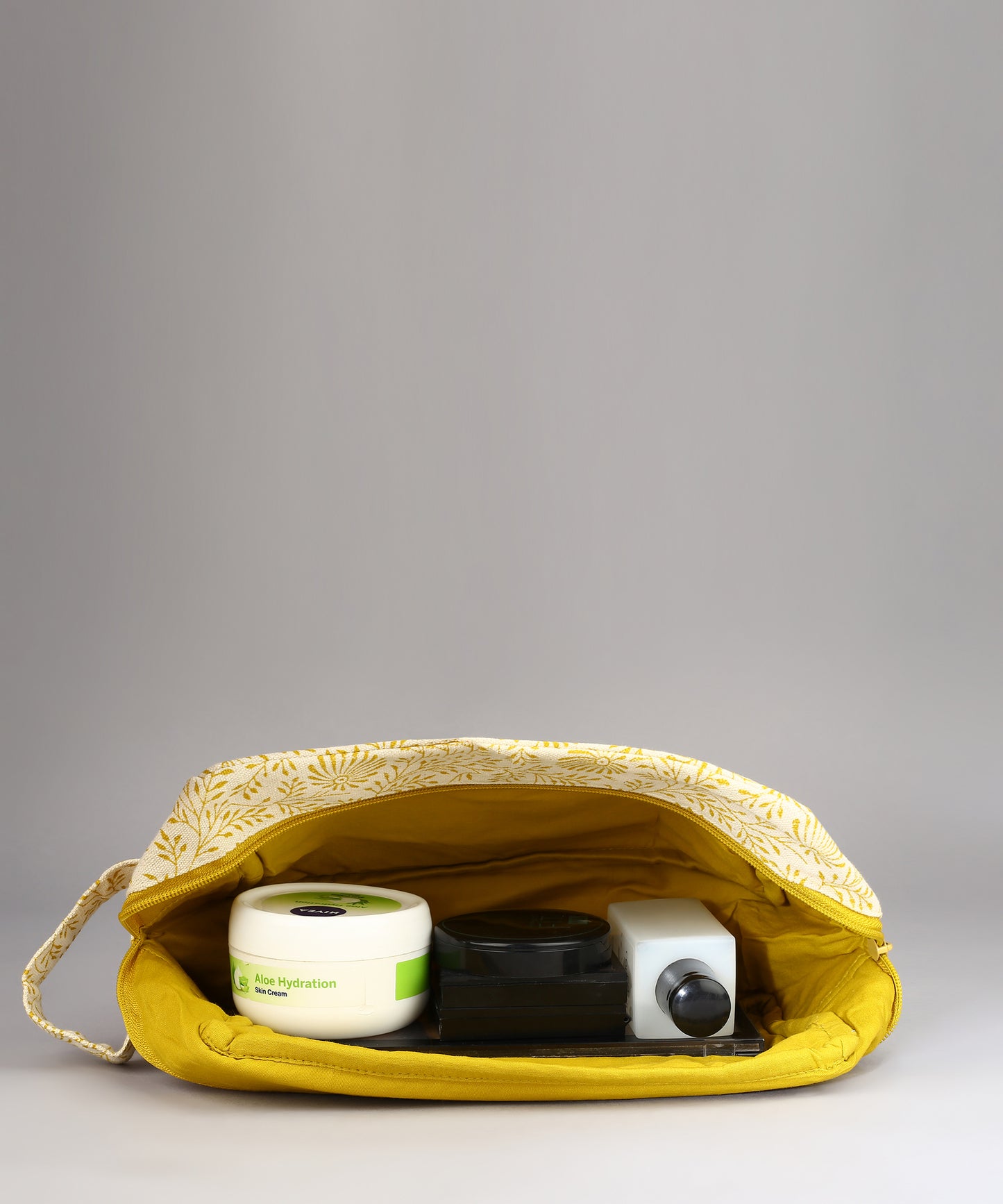 cosmetic kit, cosmetic pouch, cosmetic travel pouch, Canvas cosmetic pouch, Boxy-shaped pouches, Zippered cosmetic pouch, Eco-friendly cosmetic bag, Multi-use makeup bag