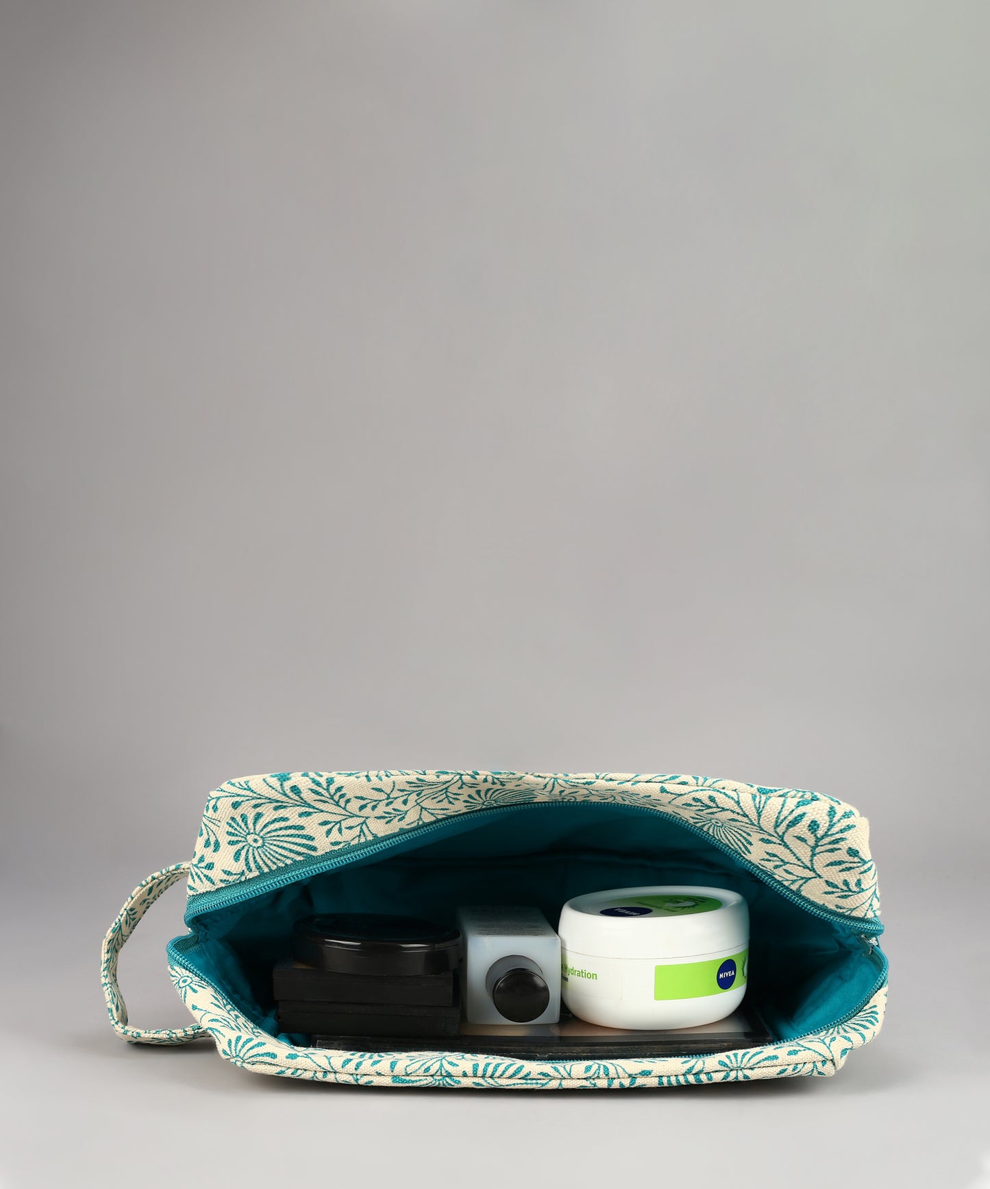 cosmetic kit, cosmetic pouch, cosmetic travel pouch, Canvas cosmetic pouch, Boxy-shaped pouches, Zippered cosmetic pouch, Eco-friendly cosmetic bag, Multi-use makeup bag