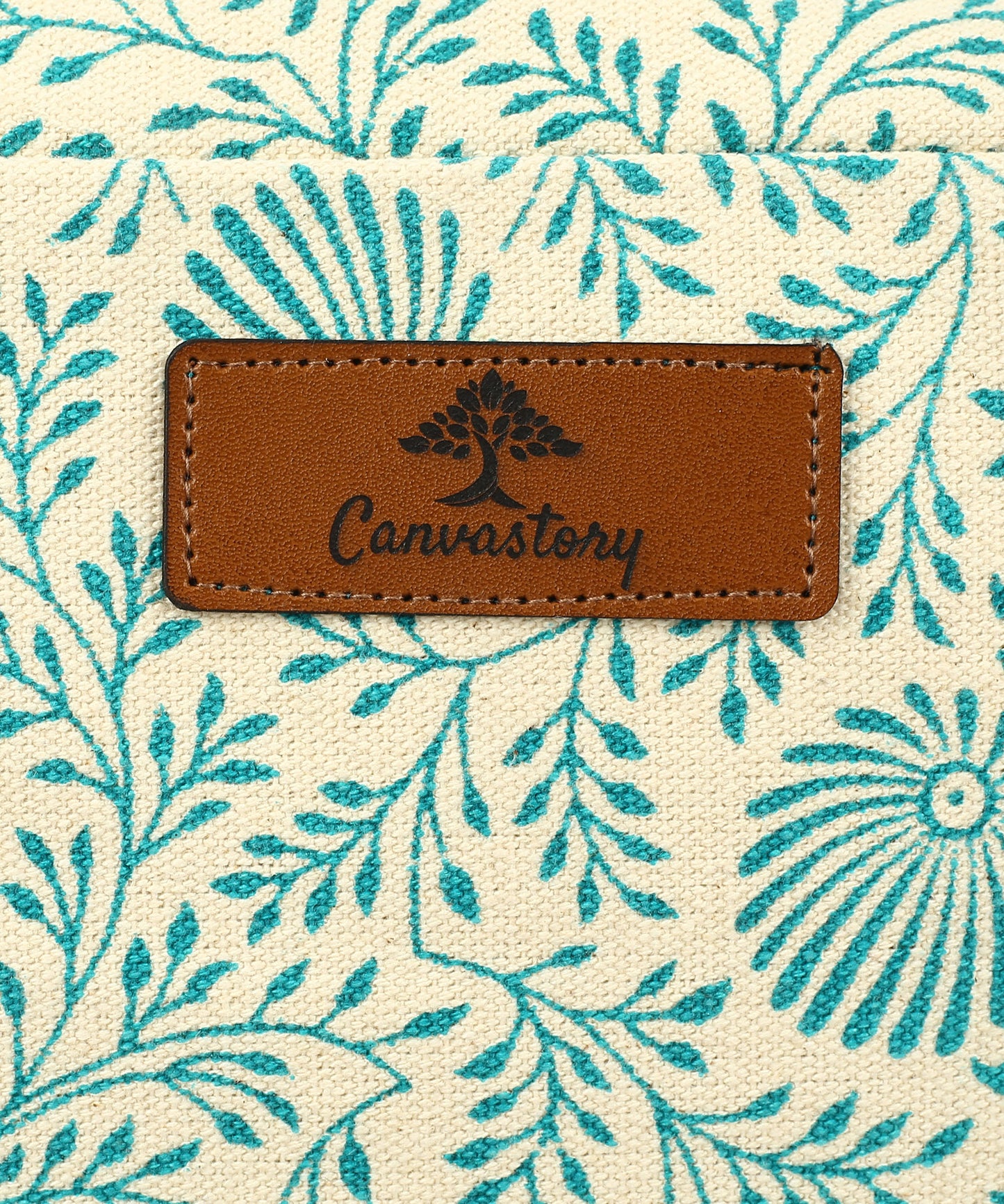 cosmetic kit, cosmetic pouch, cosmetic travel pouch, Canvas cosmetic pouch, Boxy-shaped pouches, Zippered cosmetic pouch, Eco-friendly cosmetic bag, Multi-use makeup bag