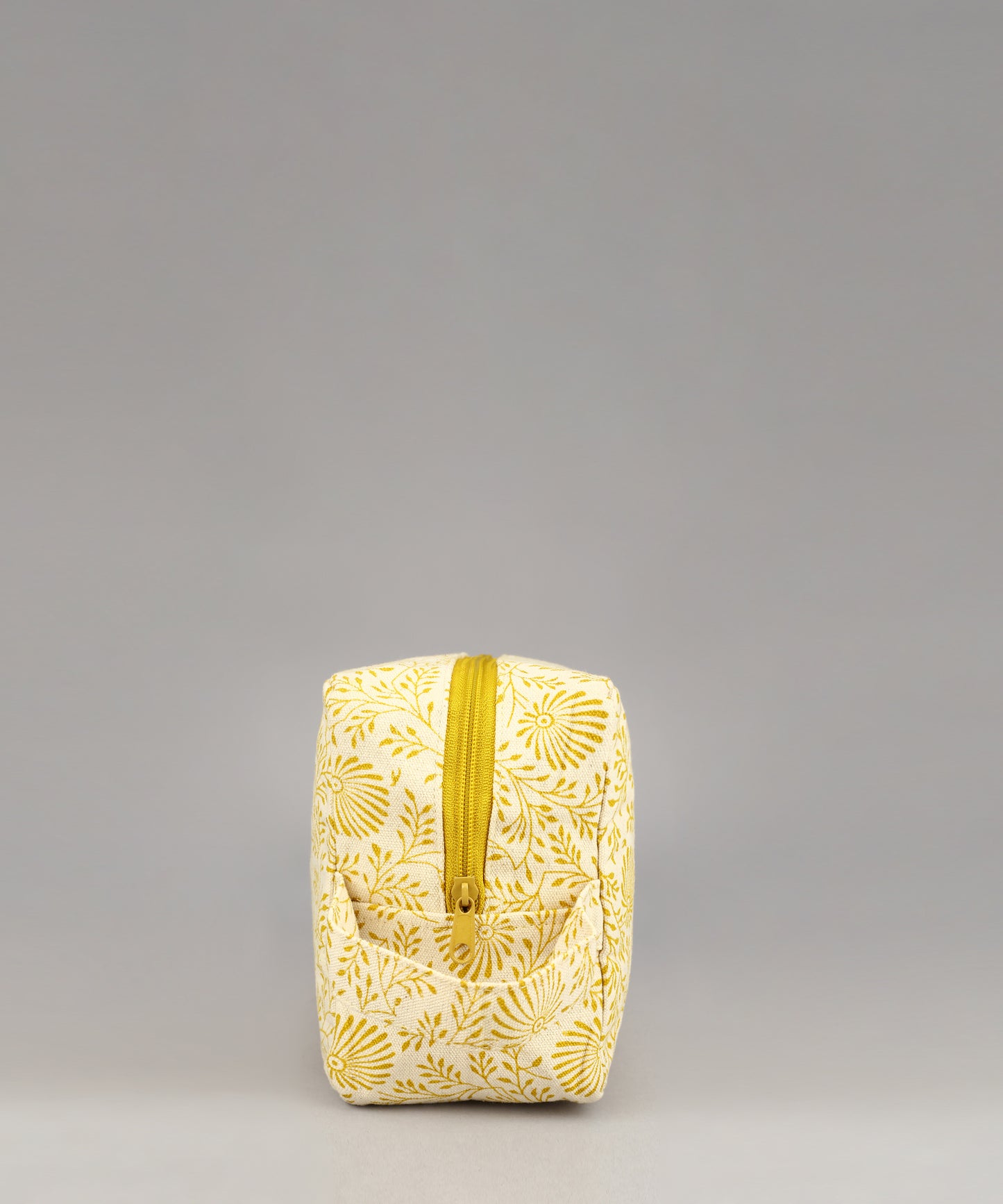 cosmetic kit, cosmetic pouch, cosmetic travel pouch, Canvas cosmetic pouch, Boxy-shaped pouches, Zippered cosmetic pouch, Eco-friendly cosmetic bag, Multi-use makeup bag