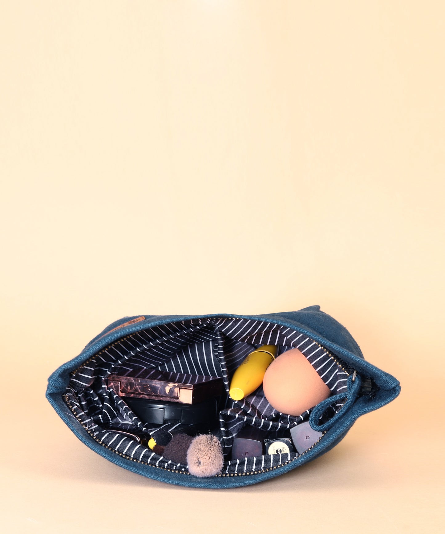 cosmetic kit, cosmetic pouch, cosmetic travel pouch, Canvas cosmetic pouch, Boat-shaped pouches, Zippered cosmetic pouch, Eco-friendly cosmetic bag, Multi-use makeup bag