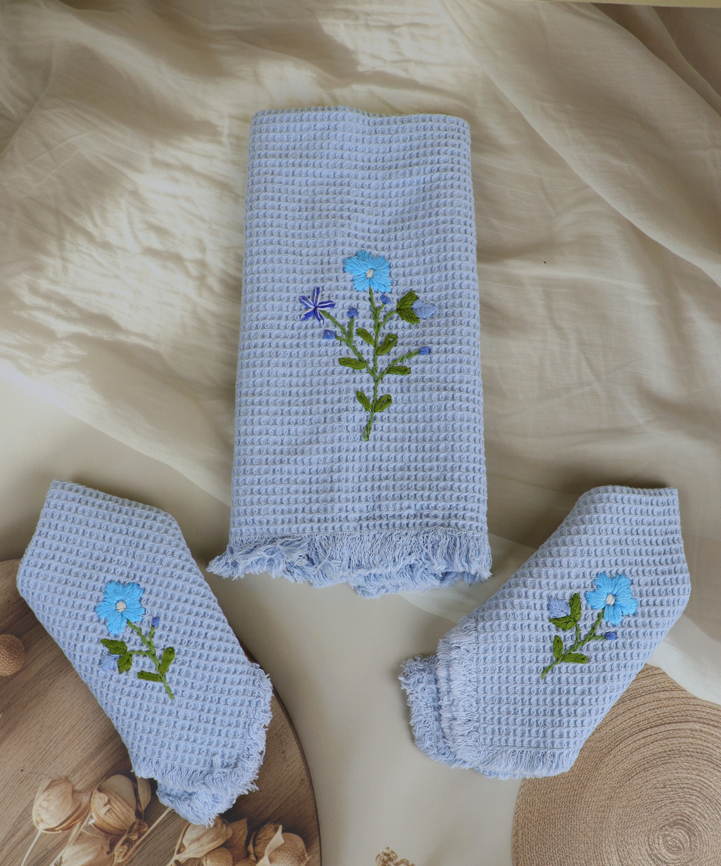 Hand embroidered towels, Cotton embroidered towels, Handcrafted towels, Floral embroidery towels,  Embroidered bath towels, Handmade embroidered towels, Hand-stitched towels, Embroidery designs for towels, Luxury hand towels, Elegant embroidered towels